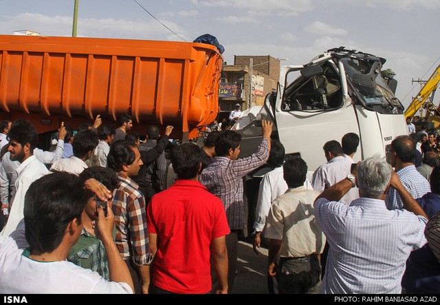 برخورد تریلر با پل عابر پیاده در کرمان (عکس)