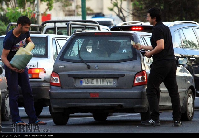 عرضه بنزین خارج از جایگاه در تهران (عکس)