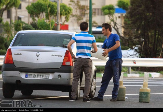 عرضه بنزین خارج از جایگاه در تهران (عکس)