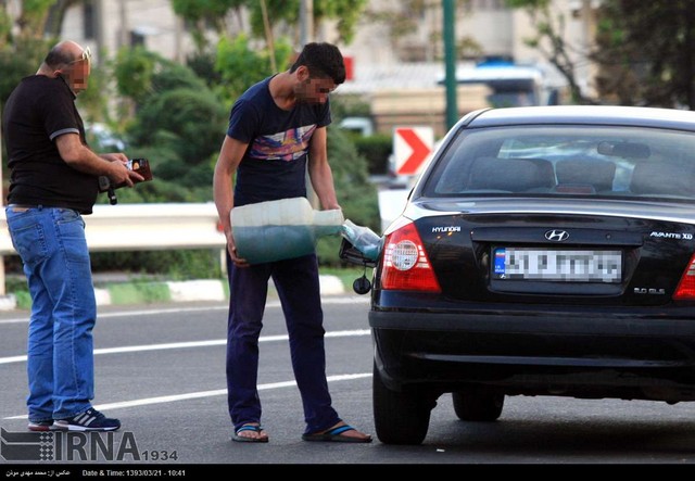 عرضه بنزین خارج از جایگاه در تهران (عکس)