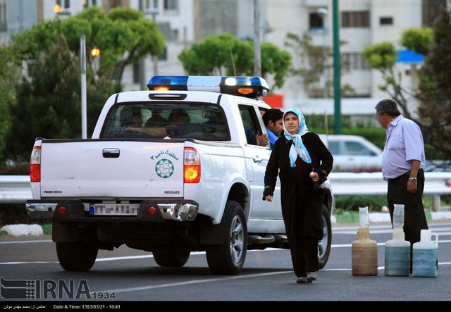 عرضه بنزین خارج از جایگاه در تهران (عکس)