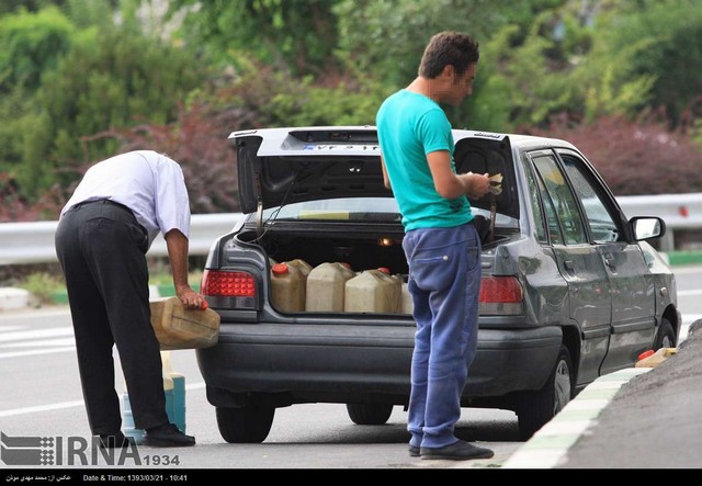 عرضه بنزین خارج از جایگاه در تهران (عکس)