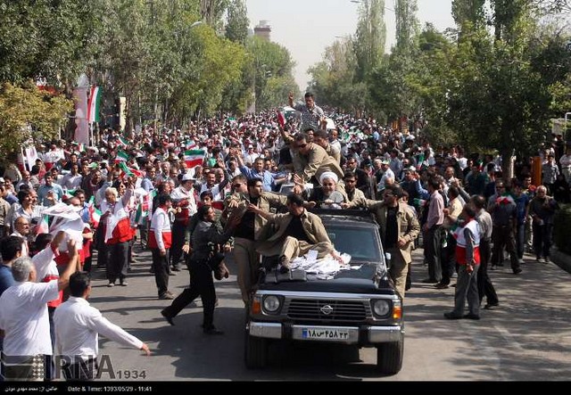 جمع آوری نامه های مردمی به روحانی (عکس)