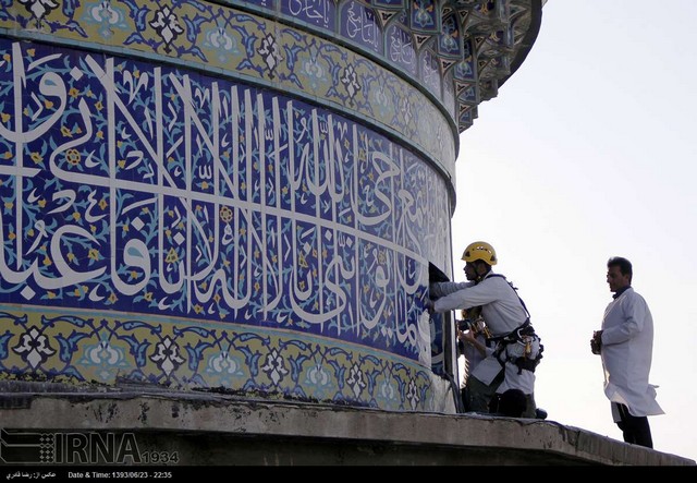 شست و شوی گنبد حرم شاهچراغ (عکس)