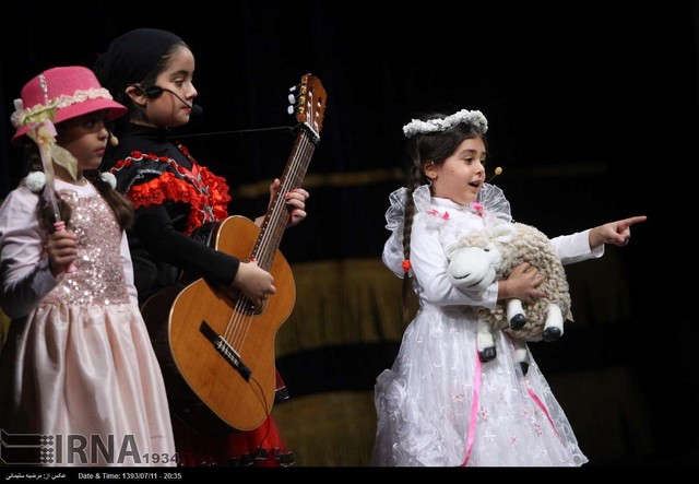 کمدی موزیکال «خروس زری ، پیرهن پری» (عکس)