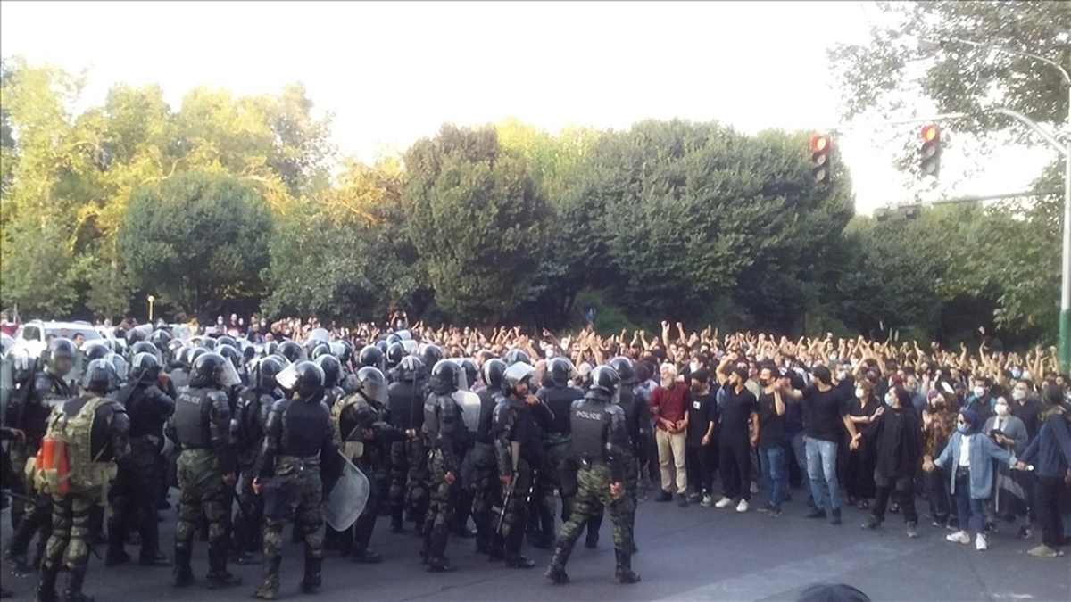 عضو هیات علمی دانشگاه پلیس: نمی فهمم چرا عده ای می گویند این هایی که کف خیابانند مردم نیستند/ آنها مردم اند و زندگی می خواهند