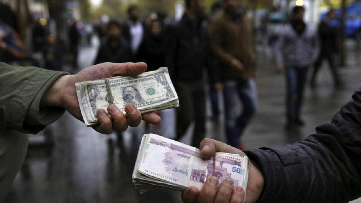 کیهان: چرا مسئولان ما  مثل دولت مصر با بازار ارز برخورد نمی کنند؟